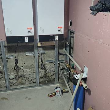 Tuberías y conexiones sobre la pared de una sala técnica