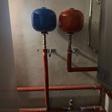 Dos vasos de expansión con tuberías aisladas