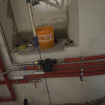 Tuberías aisladas con bomba y válvulas en una sala técnica